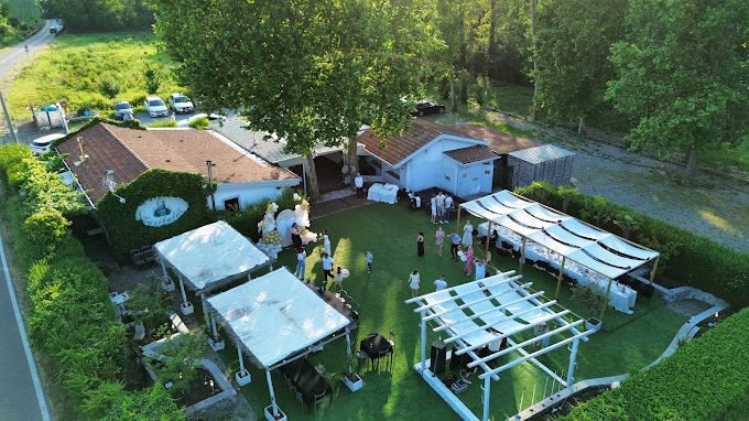 Il locale visto dall'alto, con il giardino e i gazebo