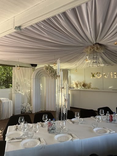 La sala interna allestita per una festa
